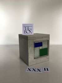 Betonnen design box met groen en blauw cathedraal en waterglas