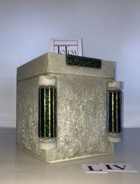 Handgemaakte betonnen box met tiffanyglas elementen