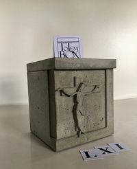 betonnen boxurn met crucifix ontwerp