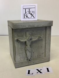 betonnen urn. Boxurn met crucifix ontwerp op voorzijde