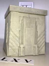 betonobject met rondom Art Deco motief in relief