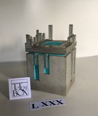 &quot;Blue city box&quot;. Acid stained deksel en box. Bijzonder ontwerp. Zeer sterk als interieurobject. Handgemaakt en uniek.