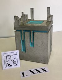 betonnen urn box. &quot;Blue city box&quot;. Acid stained deksel en box. Bijzonder ontwerp. Zeer sterk als interieurobject. Handgemaakt en uniek.