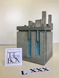 &quot;Blue city box&quot;. Acid stained deksel en box. Bijzonder ontwerp. Zeer sterk als interieurobject. Handgemaakt en uniek.