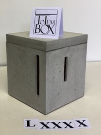 betonbox met glas-in-lood elementen